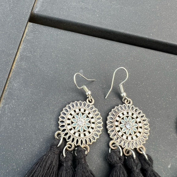 Black and teal pair of boho earrings - Picture 4 of 4